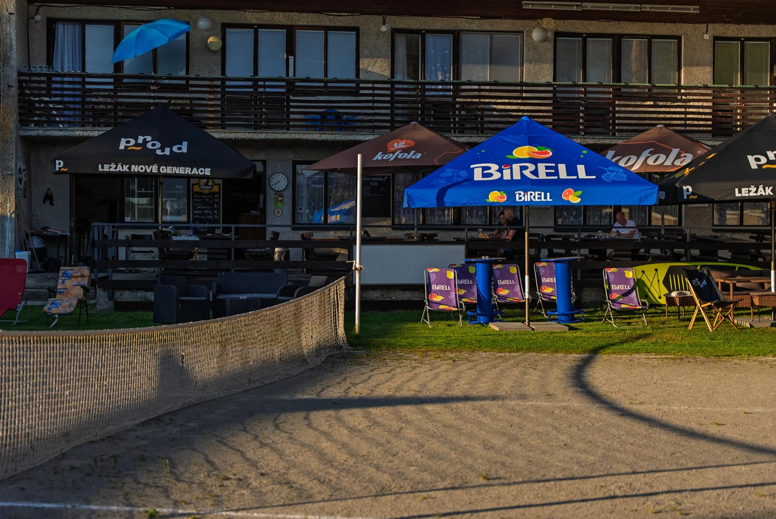 Budova penzionu Yacht Club Bezdrev a hřiště na plážový volejbal