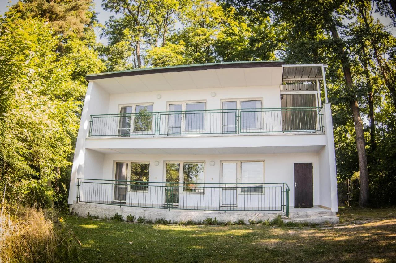 Budova penzionu Yacht Club Bezdrev