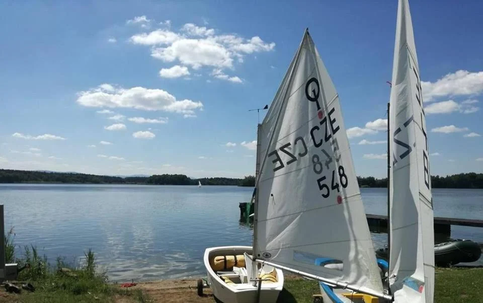 Plachetnice u břehu Bezdreva